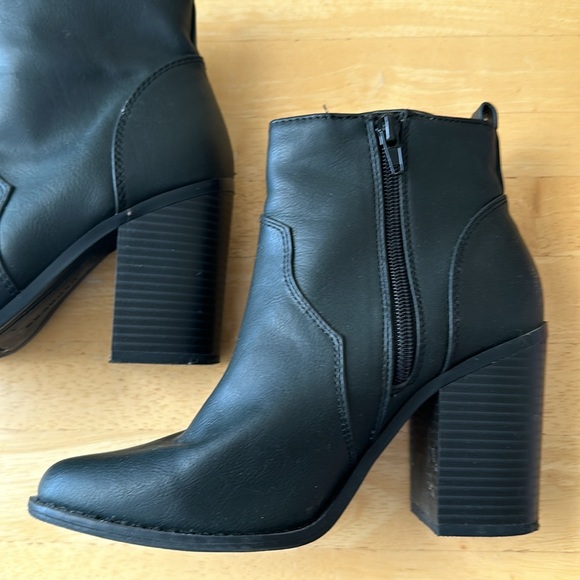 Boots - Picture 5 of 5